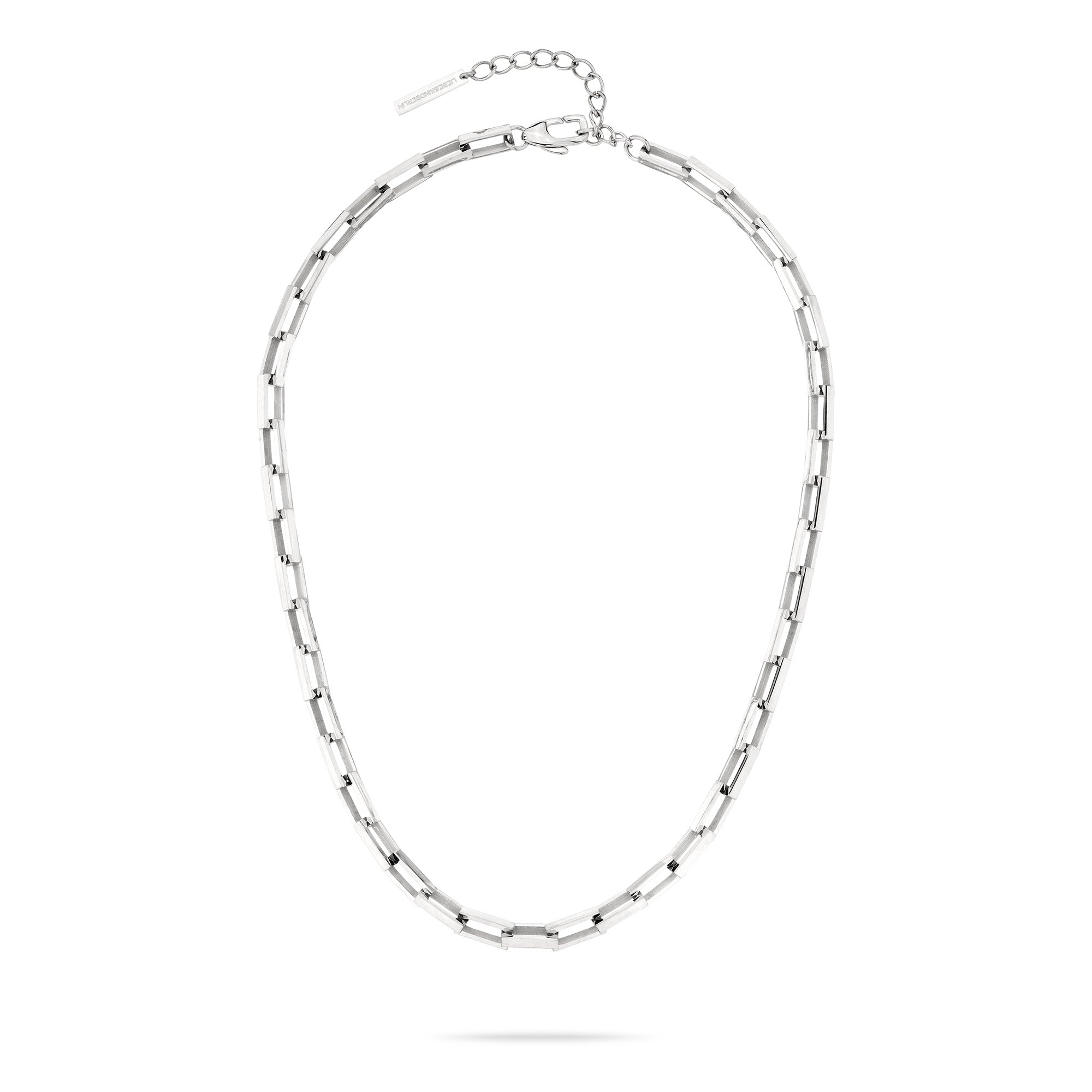 LIEBESKIND BERLIN Halskette - Urban Chic: Silberne Kette mit rechteckigen Gliedern von Liebeskind Berlin, elegant auf weißem Hintergrund präsentiert.