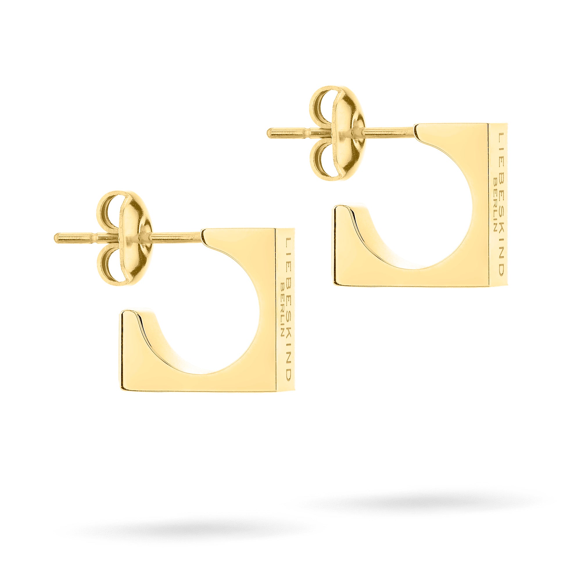 Die LIEBESKIND BERLIN Creole - Urban Chic von Liebeskind Berlin sind goldene, geometrische Statement-Ohrringe mit dem eingravierten Markennamen - ein unverzichtbares Accessoire, das jeden Look aufwertet und auf einem strahlend weißen Hintergrund präsentiert wird.