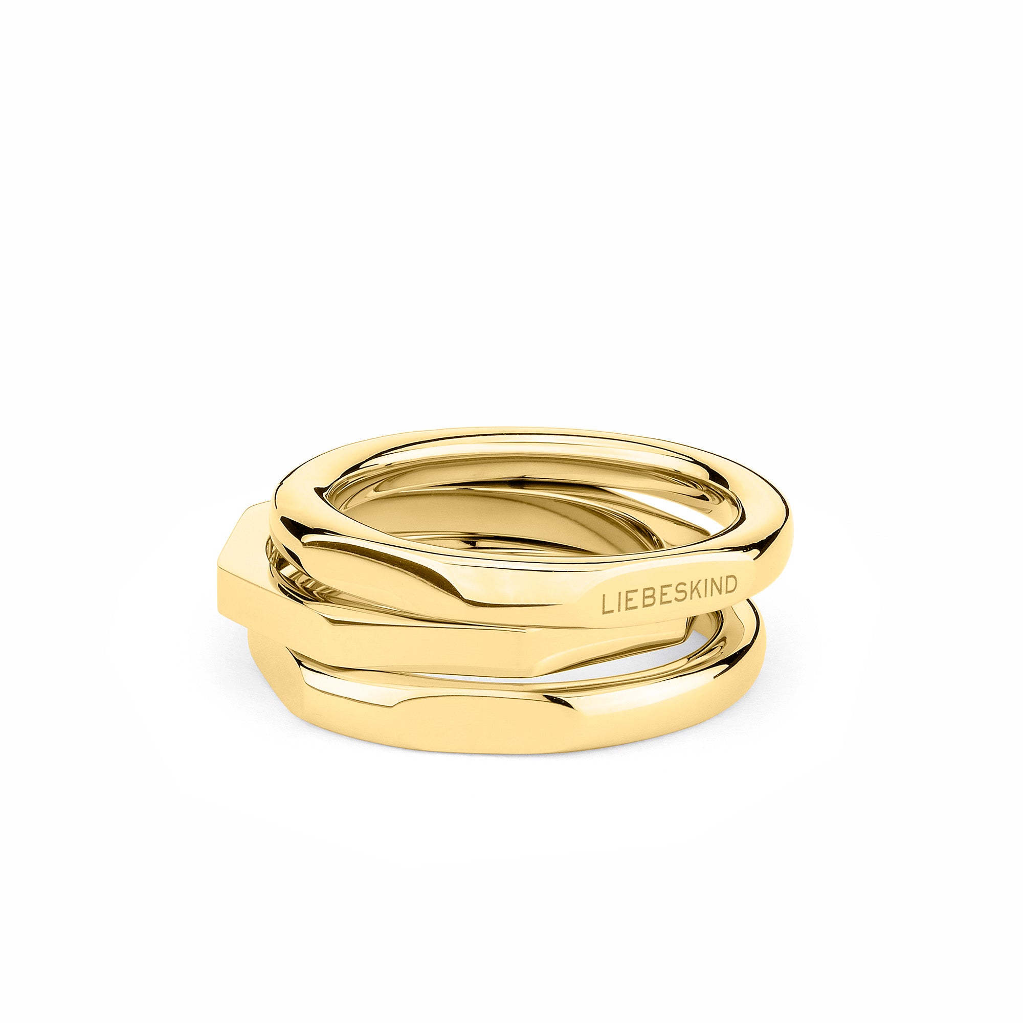 Dieser auffällige LIEBESKIND BERLIN Ring - Urban Chic in 54 von Liebeskind Berlin besteht aus drei übereinander gestapelten Goldringen mit einem modernen geometrischen Design, wobei ein Ring mit einer Gravur versehen ist.