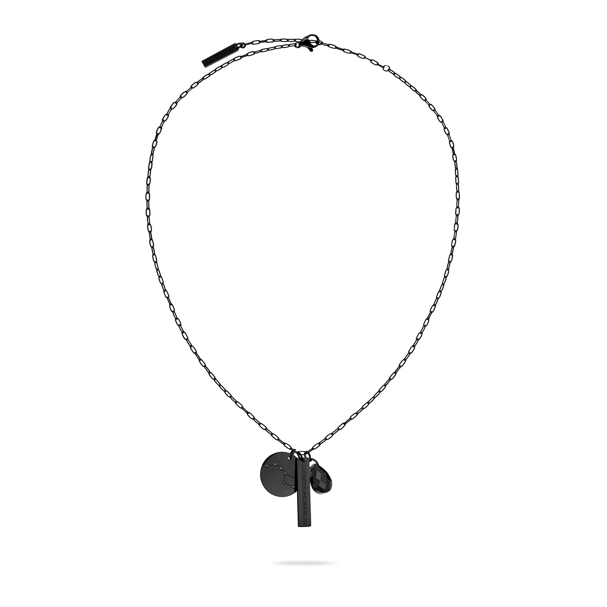 Die LIEBESKIND BERLIN Halskette von Liebeskind Berlin - The Talisman besteht aus einer schwarzen Kette und drei einzigartig geformten Anhängern auf weißem Hintergrund.