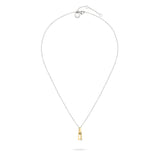Die LIEBESKIND BERLIN Halskette - Mini Link von Liebeskind Berlin besteht aus einer silbernen Kette und einem kleinen goldenen vertikalen Stabanhänger, der jedem Look moderne Eleganz verleiht. Abgebildet auf einem weißen Hintergrund.