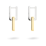 moderne Ohrstecker in rechteckiger Gliederform, silberfarbenen oberen und goldfarbenen unteren Teil. Seitenansicht der Klappschließe