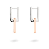 Elegante LIEBESKIND BERLIN Creole "The Mini Link" von Liebeskind Berlin mit silbernen rechteckigen Edelstahl-Ohrringen und hängenden roségoldfarbenen Stäben, stilvoll auf weißem Hintergrund präsentiert.