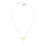 Die LIEBESKIND BERLIN Halskette - The Organic Twist besteht aus einer silbernen Kette mit zwei ineinander greifenden goldenen Kreisen. Sie ist aus poliertem Edelstahl im schicken Liebeskind Berlin-Stil gefertigt, perfekt zum Schichten und wunderschön auf weißem Hintergrund.