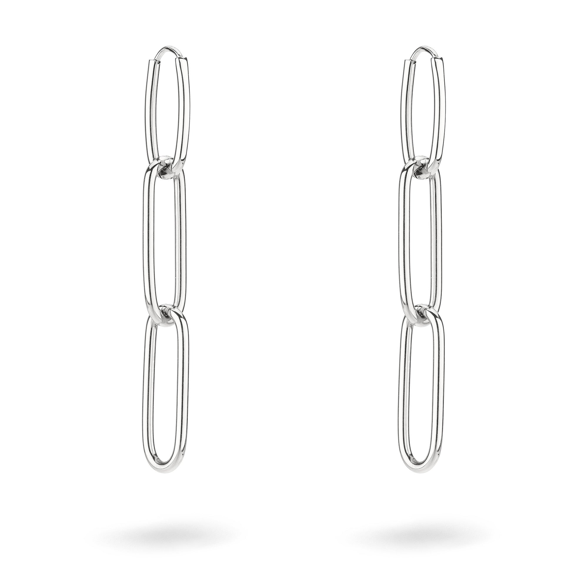 Der LIEBESKIND BERLIN Ohrhänger - Special Link von Liebeskind Berlin ist ein schlichter Silberohrring mit drei ineinandergreifenden, länglichen, ovalen Gliedern pro Ohrring, die sich elegant vor einem weißen Hintergrund präsentieren.