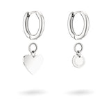 Das LIEBESKIND BERLIN Creole - Layered Love Set von Liebeskind Berlin besteht aus silberfarbenem Edelstahl: Eine Creole mit Herzanhänger, die andere mit rundem, graviertem Scheiben-Charm.