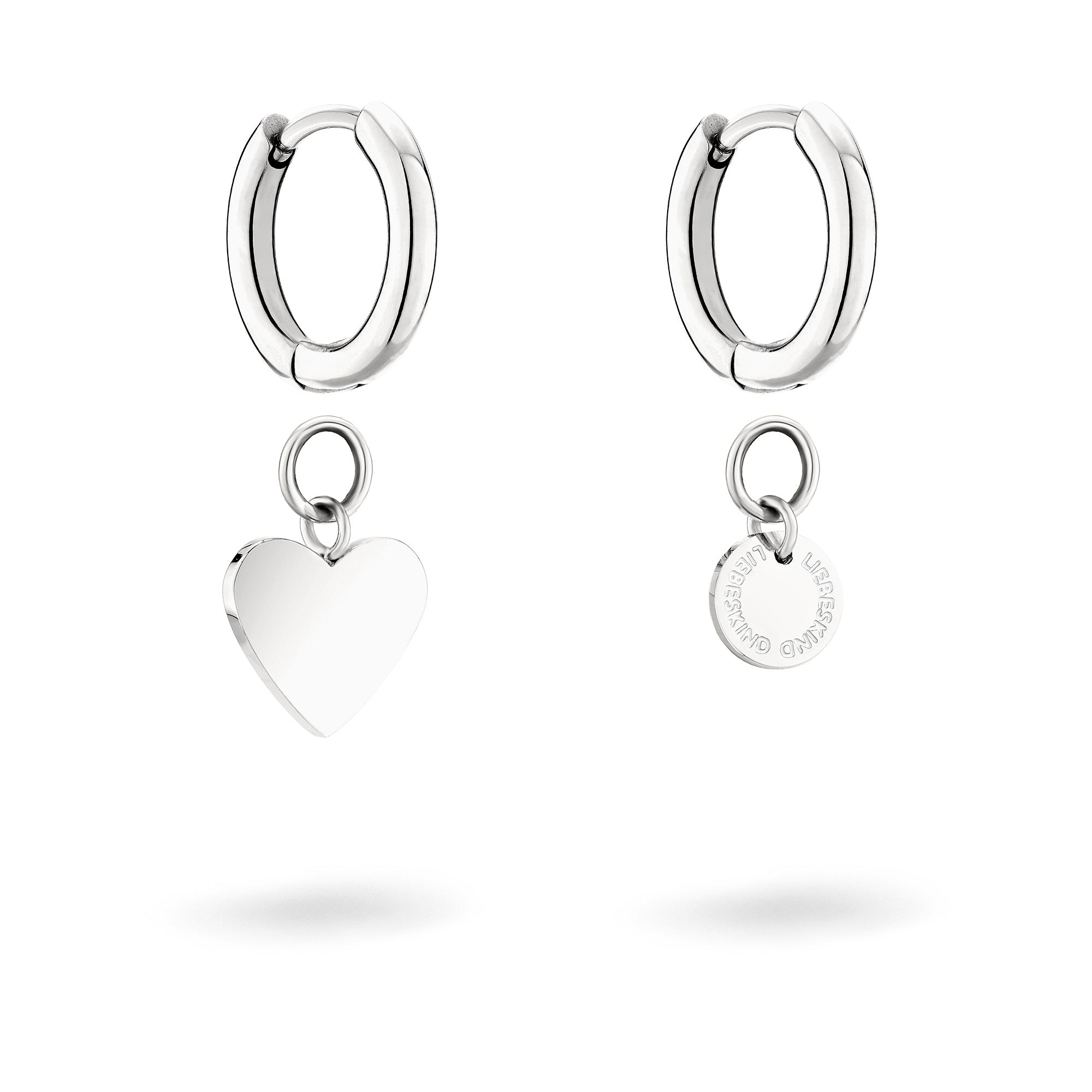 Das LIEBESKIND BERLIN Creole - Layered Love Set von Liebeskind Berlin besteht aus silberfarbenem Edelstahl: Eine Creole mit Herzanhänger, die andere mit rundem, graviertem Scheiben-Charm.