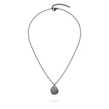 Die LIEBESKIND BERLIN Halskette - The Organic Pendant von Liebeskind Berlin zeichnet sich durch eine dünne schwarze Kette und einen glatten ovalen Anhänger aus - eine stilvolle Basic-Halskette, die jeden Look ergänzt.
