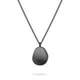 Die LIEBESKIND BERLIN Halskette - The Organic Pendant von Liebeskind Berlin besteht aus einer schwarzen Edelstahlkette mit einem unregelmäßigen, ovalen Anhänger, in den der Markenname auf weißem Hintergrund eingraviert ist.