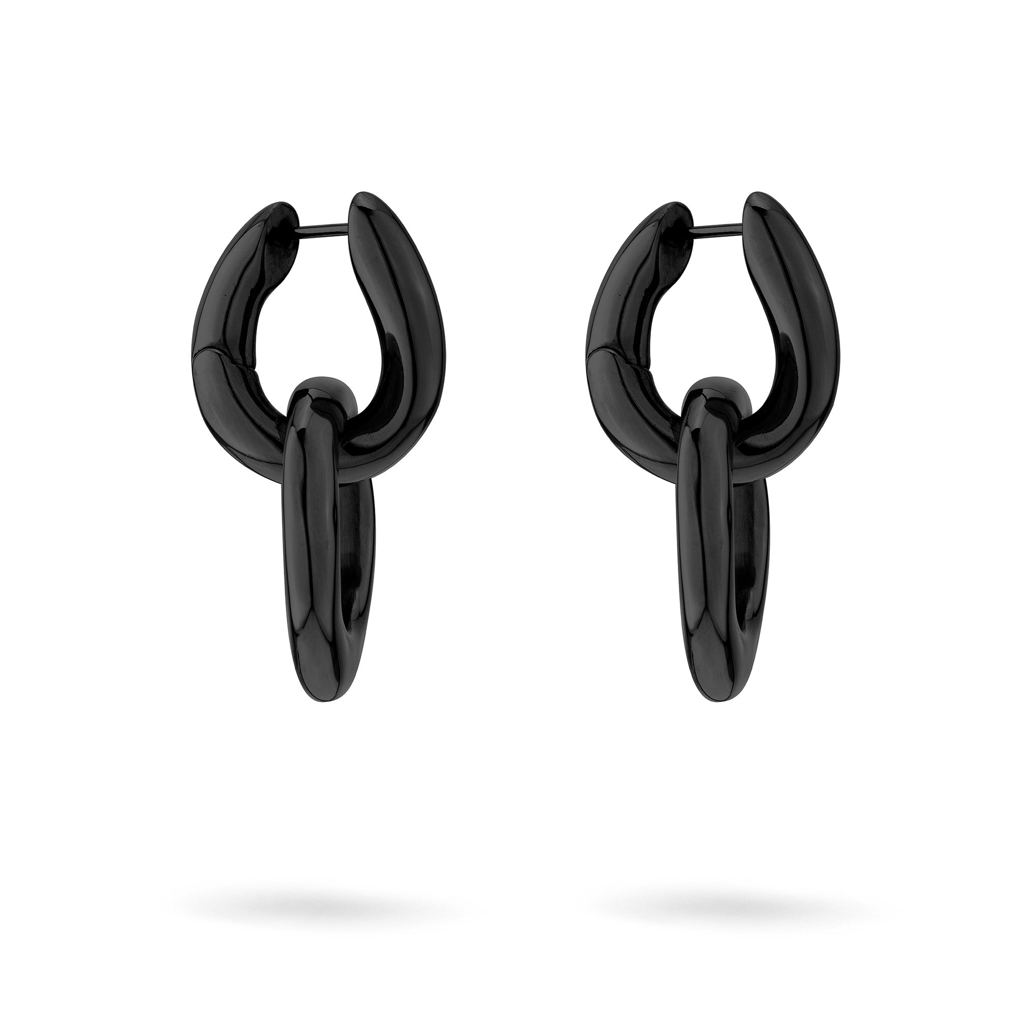 Ein Paar glänzend schwarze LIEBESKIND BERLIN Creole - The Organic Creole Creolen von Liebeskind Berlin, gefertigt aus hochwertigem Edelstahlschmuck, auf weißem Hintergrund.
