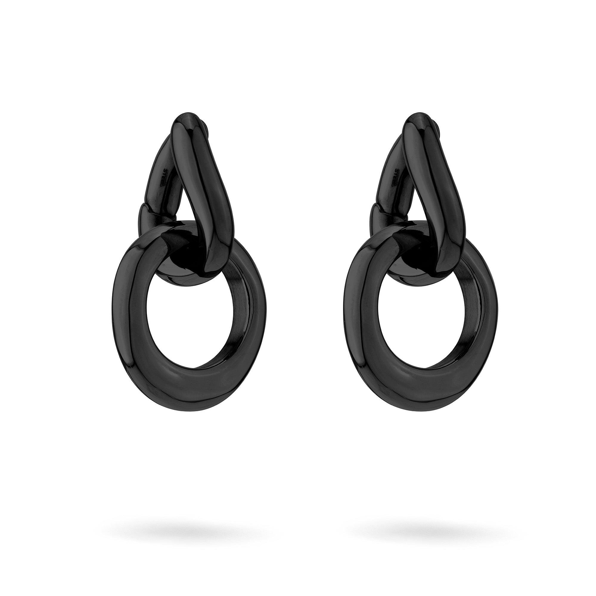 Die LIEBESKIND BERLIN Creole - Die Organic Creole von Liebeskind Berlin besteht aus glänzend schwarzem, ineinander greifendem Edelstahlschmuck, der vor einem weißen Hintergrund präsentiert wird.