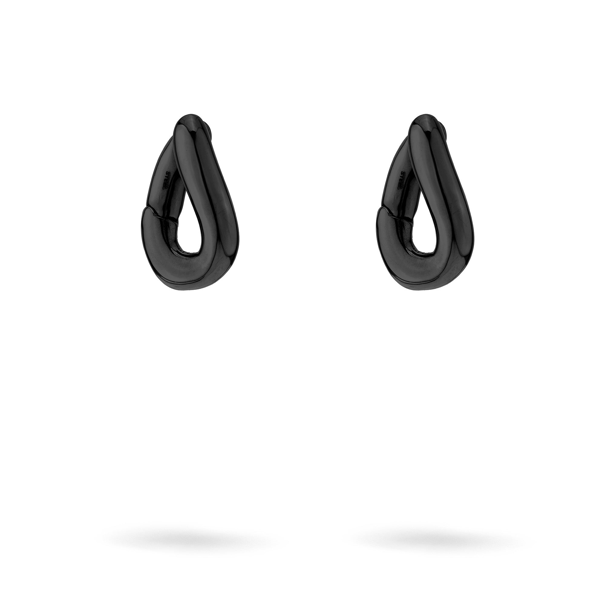 Die LIEBESKIND BERLIN Creole - Die Organic Creole von Liebeskind Berlin ist ein Paar schwarzer, glatter, gedrehter Ohrringe auf weißem Hintergrund mit subtilen Schatten, vorgestellt in unserer Edelstahl Schmuck Kollektion.