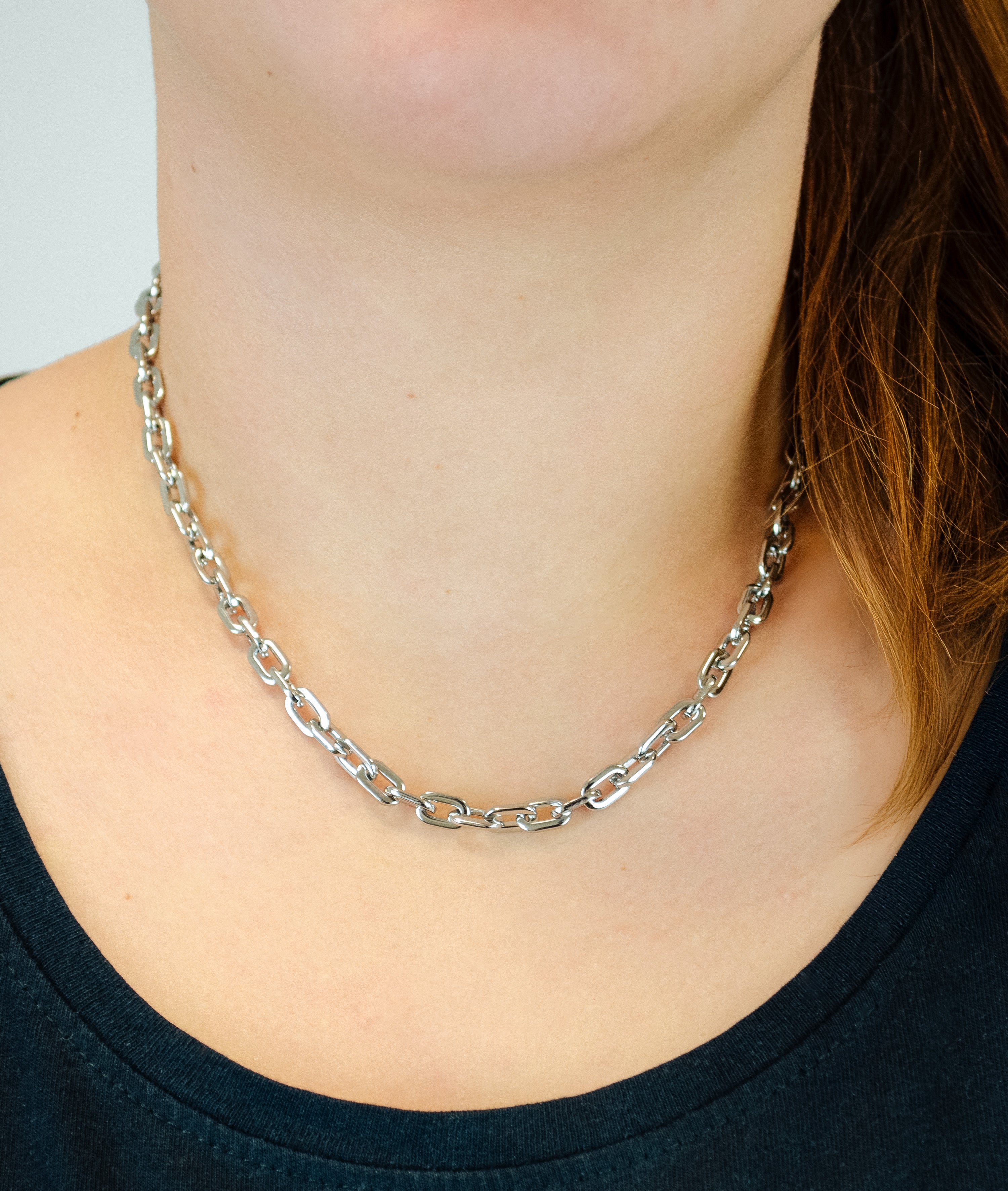Eine Person trägt die LIEBESKIND BERLIN Halskette - The Double Tag von Liebeskind Berlin mit einem dunklen Oberteil und teilweise sichtbaren Haaren - ein schicker Style für Damen Schmuck Fans.
