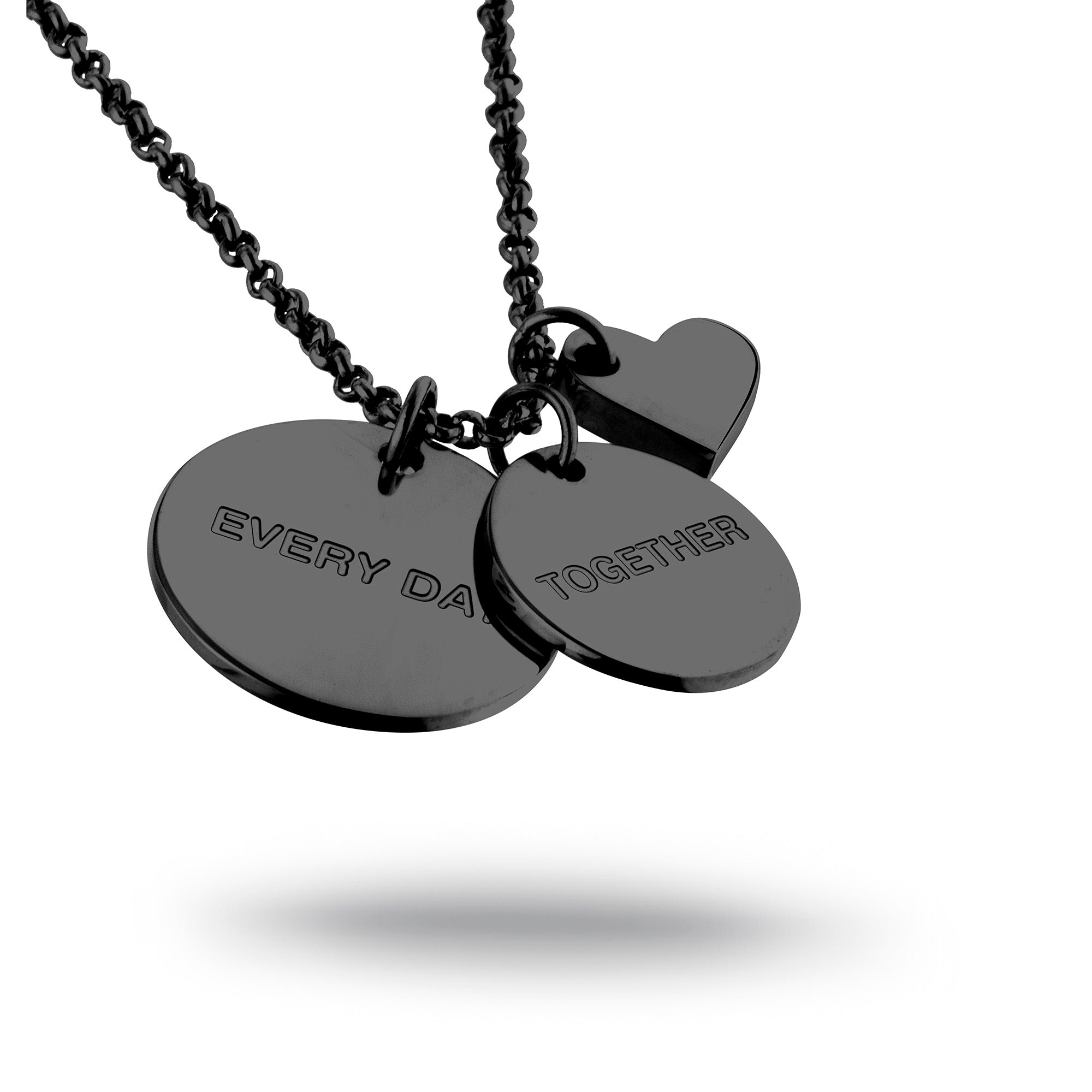Die LIEBESKIND BERLIN Halskette - Together, Today, Everyday von Liebeskind Berlin hat einen Herzanhänger und zwei gravierte Scheiben. Eine schicke Halskette aus Edelstahl, perfekt als besonderes Geschenk.