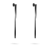 Die LIEBESKIND BERLIN Ohrhänger - The Sleek von Liebeskind Berlin sind lange, dünne schwarze Ohrringe mit einem gedrehten, strukturierten Design, das sich elegant vor einem weißen Hintergrund präsentiert.