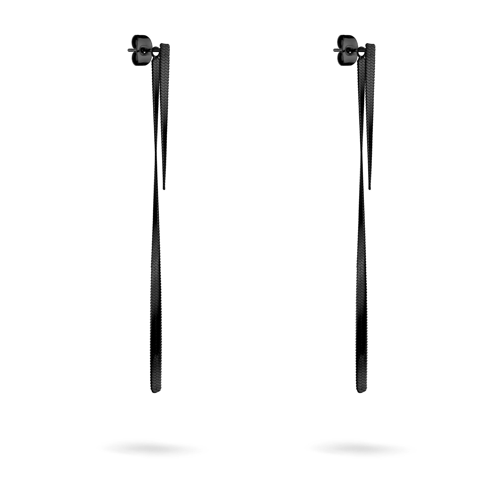 Die LIEBESKIND BERLIN Ohrhänger - The Sleek von Liebeskind Berlin sind lange, dünne schwarze Ohrringe mit einem gedrehten, strukturierten Design, das sich elegant vor einem weißen Hintergrund präsentiert.