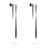 Die LIEBESKIND BERLIN Ohrhänger - The Sleek von Liebeskind Berlin sind lange, schlanke schwarze Ohrringe mit einem gedrehten, strukturierten Design - ein moderner und eleganter Schmuck auf weißem Hintergrund.