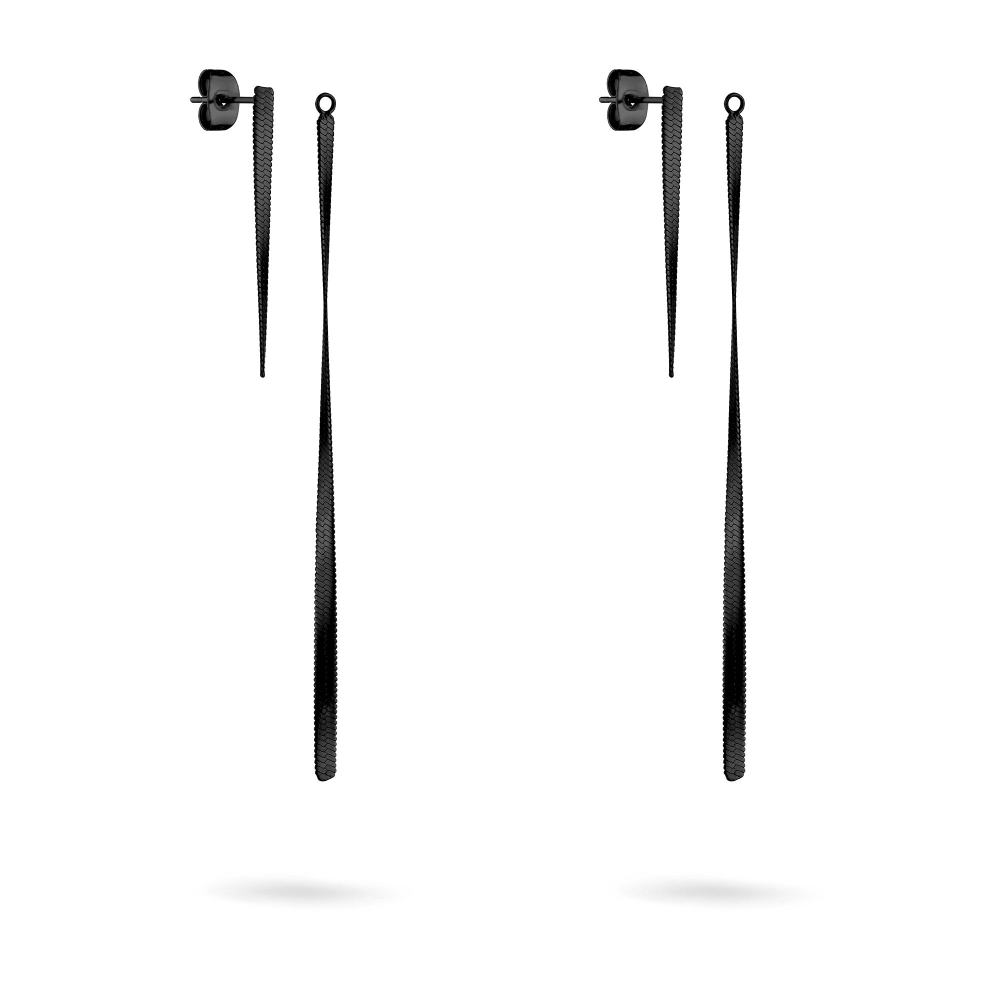 Die LIEBESKIND BERLIN Ohrhänger - The Sleek von Liebeskind Berlin sind lange, schlanke schwarze Ohrringe mit einem gedrehten, strukturierten Design - ein moderner und eleganter Schmuck auf weißem Hintergrund.