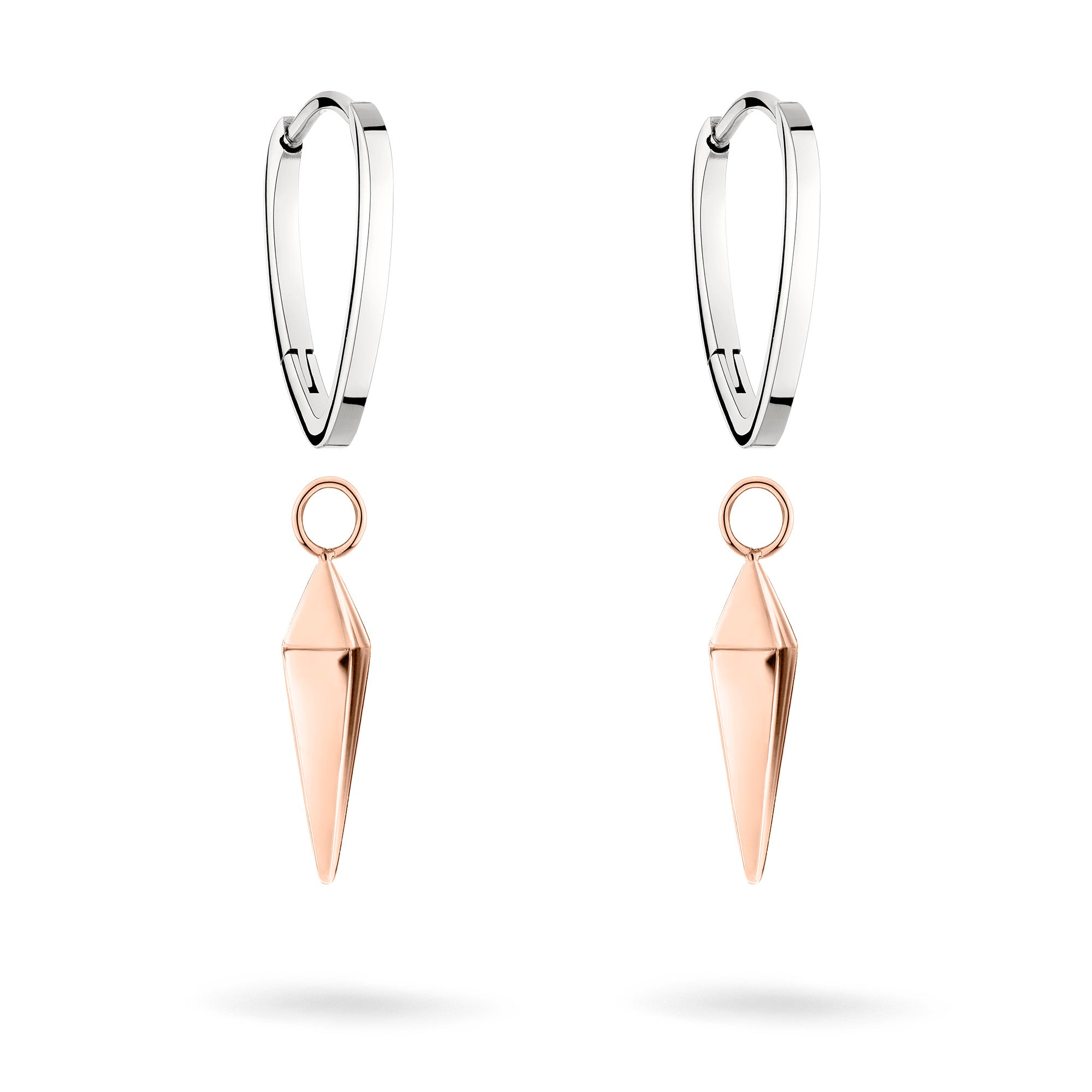 Die LIEBESKIND BERLIN Creole - The Pendulum besteht aus silbernen Reifen mit geometrischen Anhängern aus Roségold - ein auffälliges Trendschmuckstück aus der Liebeskind Berlin Ohrring-Kollektion, das auf weißem Hintergrund gezeigt wird.