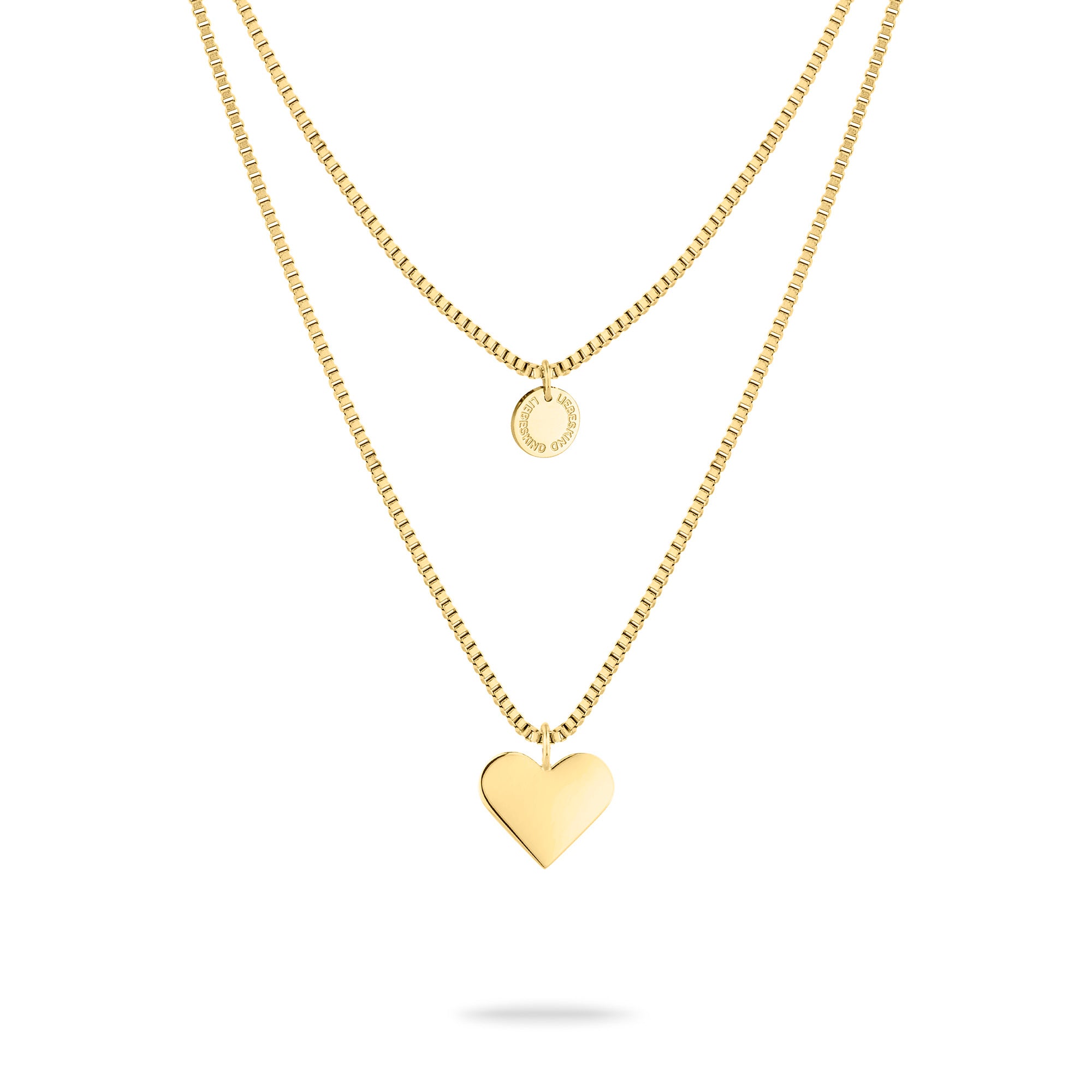 Zwei goldene LIEBESKIND BERLIN Halsketten von Liebeskind Berlin, eine mit rundem Anhänger und eine mit Herzanhänger aus hochwertigem Edelstahl auf weißem Hintergrund.