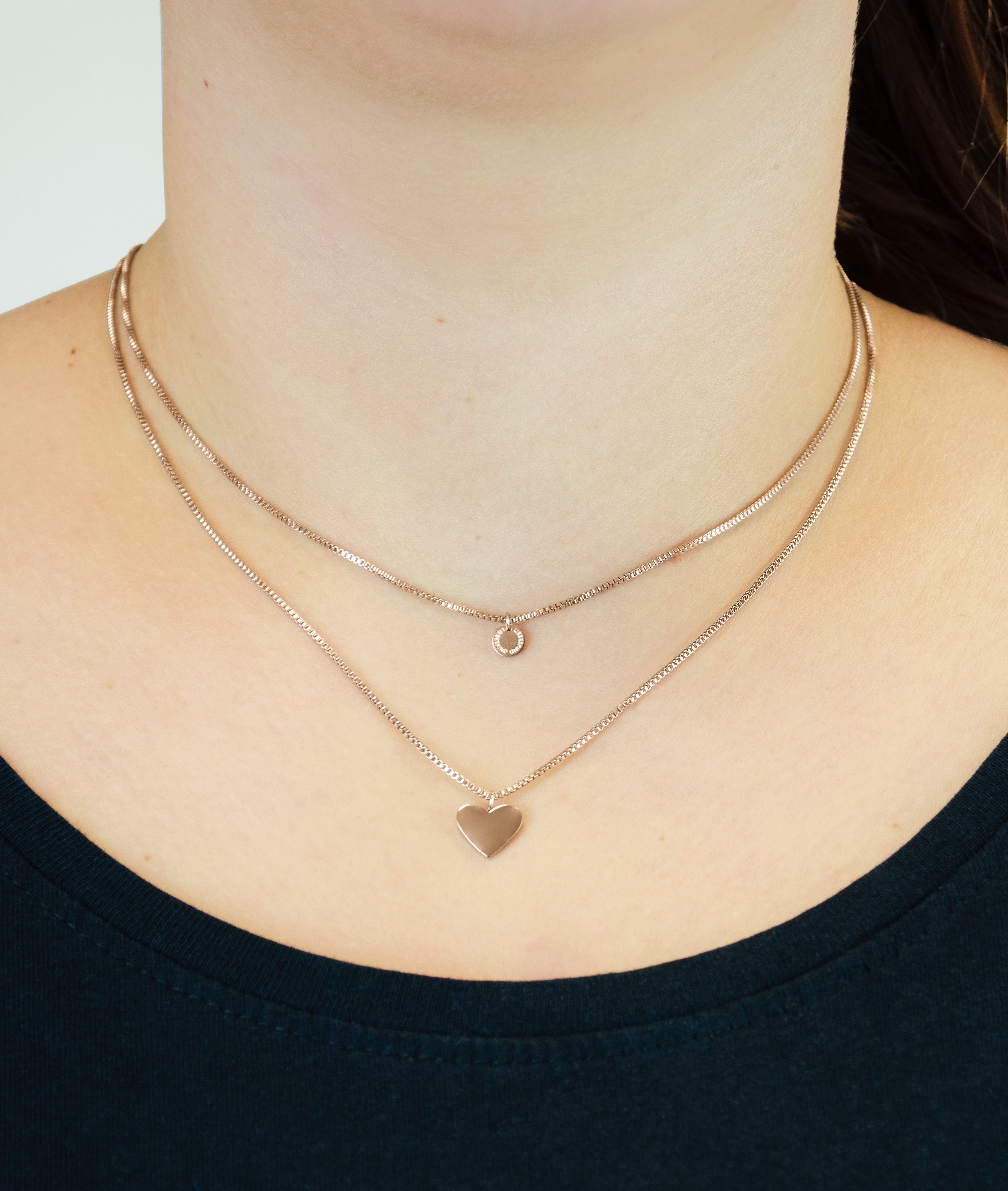 Die LIEBESKIND BERLIN Halskette - Layered Love von Liebeskind Berlin besteht aus zwei filigranen goldenen Edelstahlketten mit Kreis- und Herzanhänger, die den Hals stilvoll schmücken.