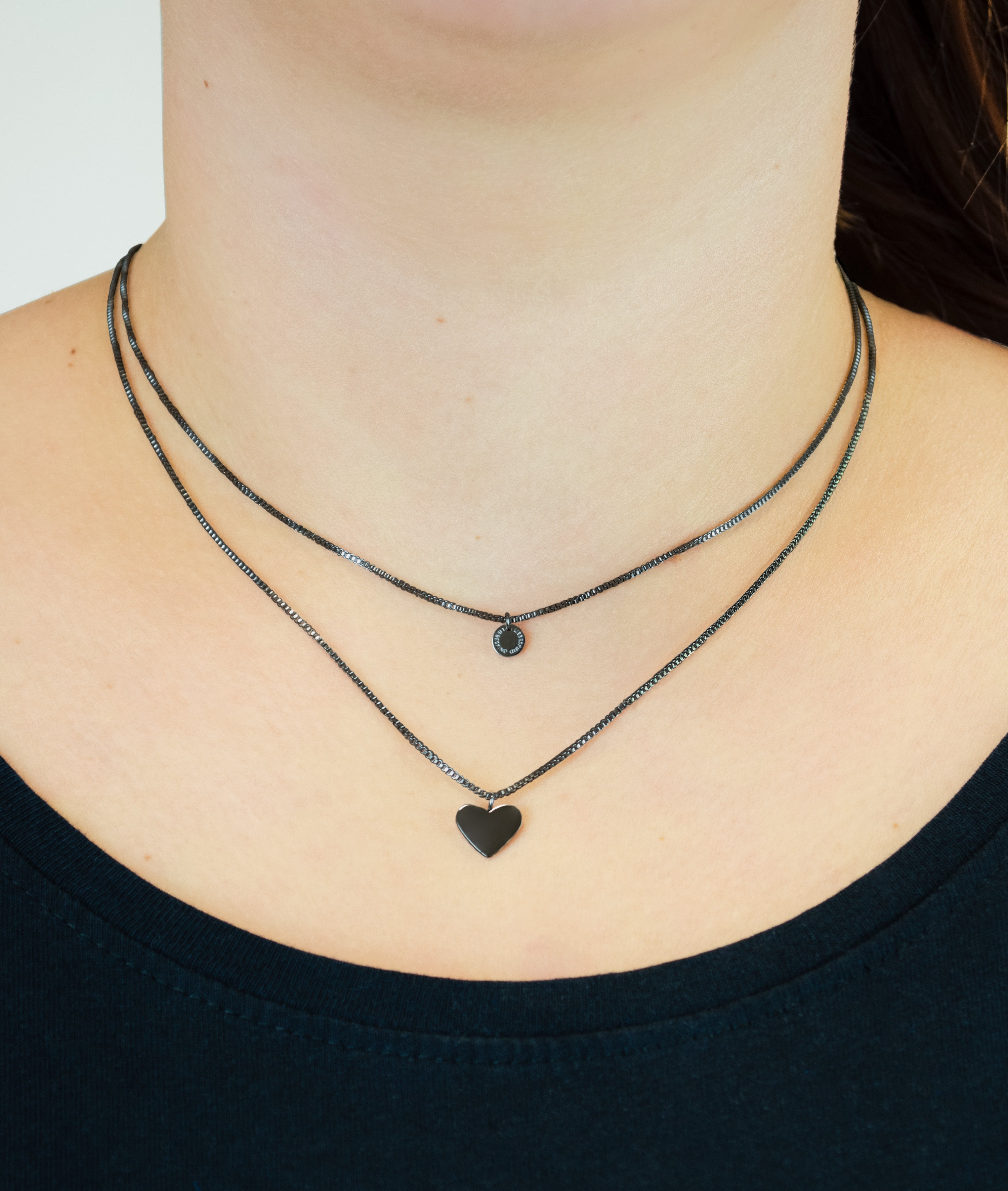 Die LIEBESKIND BERLIN Halskette - Layered Love von Liebeskind Berlin kombiniert eine Kette mit schwarzem Herzanhänger und eine zweite mit rundem Charme - stilvoll im angesagten Layer-Look.