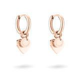 Die LIEBESKIND BERLIN Creole - Layered Love von Liebeskind Berlin in Roségold mit zarten Herzanhängern wird stilvoll auf weißem Hintergrund präsentiert.