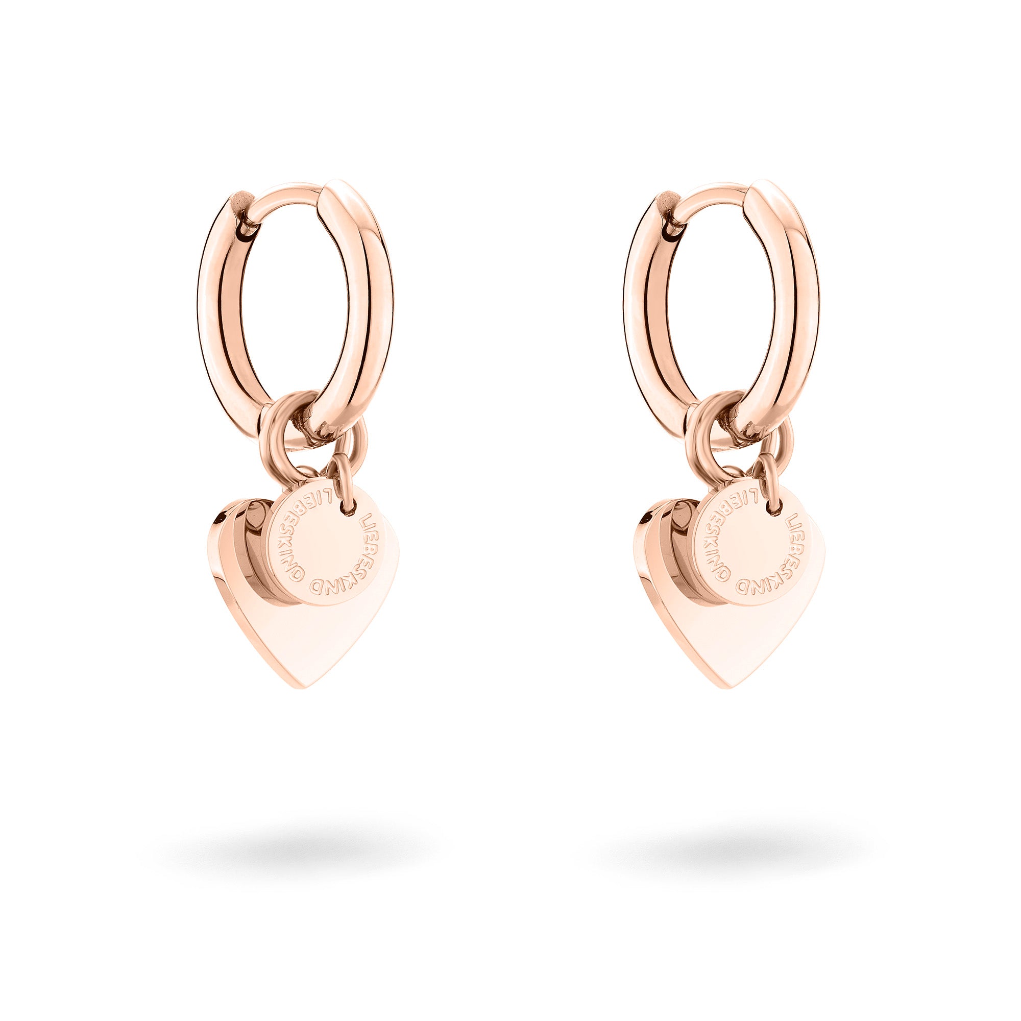 Die LIEBESKIND BERLIN Creole - Layered Love von Liebeskind Berlin in Roségold mit zarten Herzanhängern wird stilvoll auf weißem Hintergrund präsentiert.