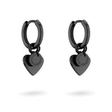 Die LIEBESKIND BERLIN Creole - Layered Love von Liebeskind Berlin überzeugt als Paar aus schwarzem Edelstahl mit eleganten Herzanhänger-Charms und wird auf weißem Hintergrund präsentiert.