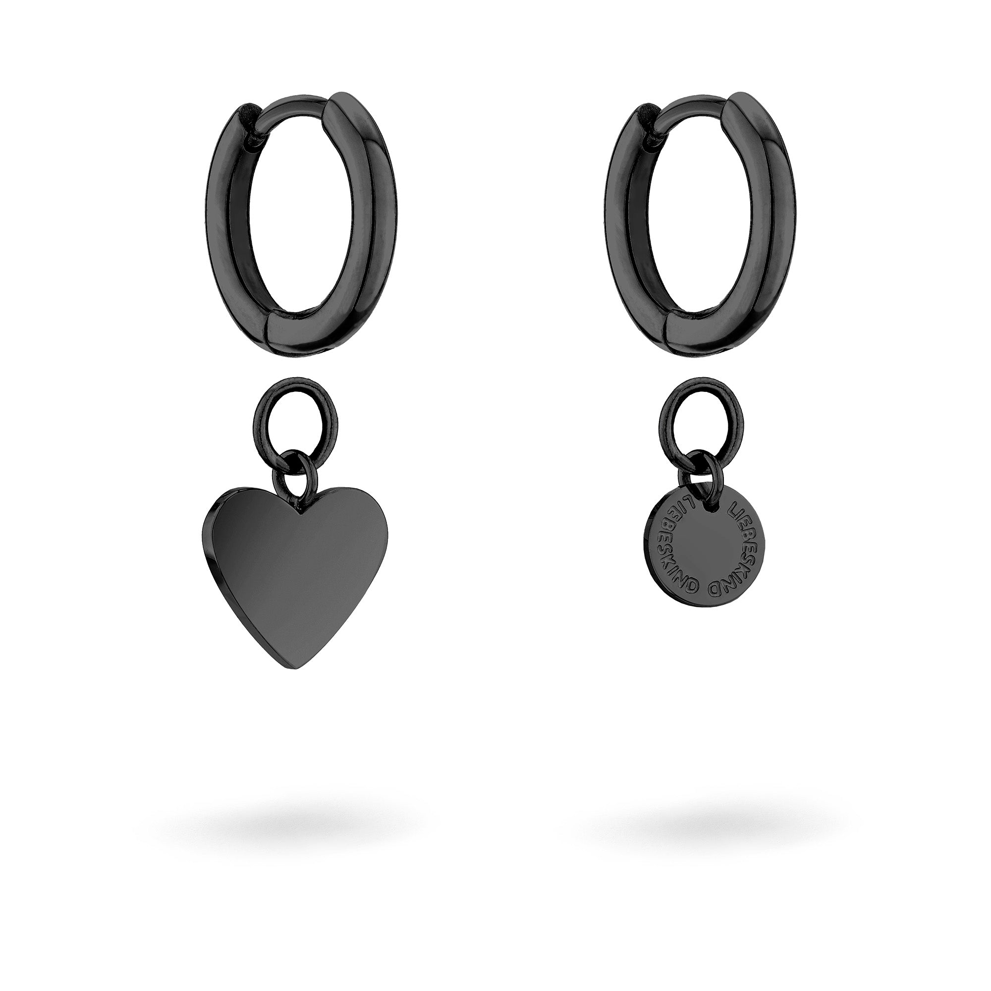 Ein Paar schwarze LIEBESKIND BERLIN Creole - Layered Love Ohrringe: einer mit einem Herzanhänger und der andere mit einem runden Scheibenanhänger von Liebeskind Berlin.