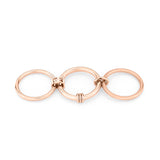 Der LIEBESKIND BERLIN Layer-Ring (Größe 54) von Liebeskind Berlin besteht aus drei ineinandergreifenden Ringen aus Roségold, die mit kleinen Schleifen verbunden und in einer geraden horizontalen Linie angeordnet sind.