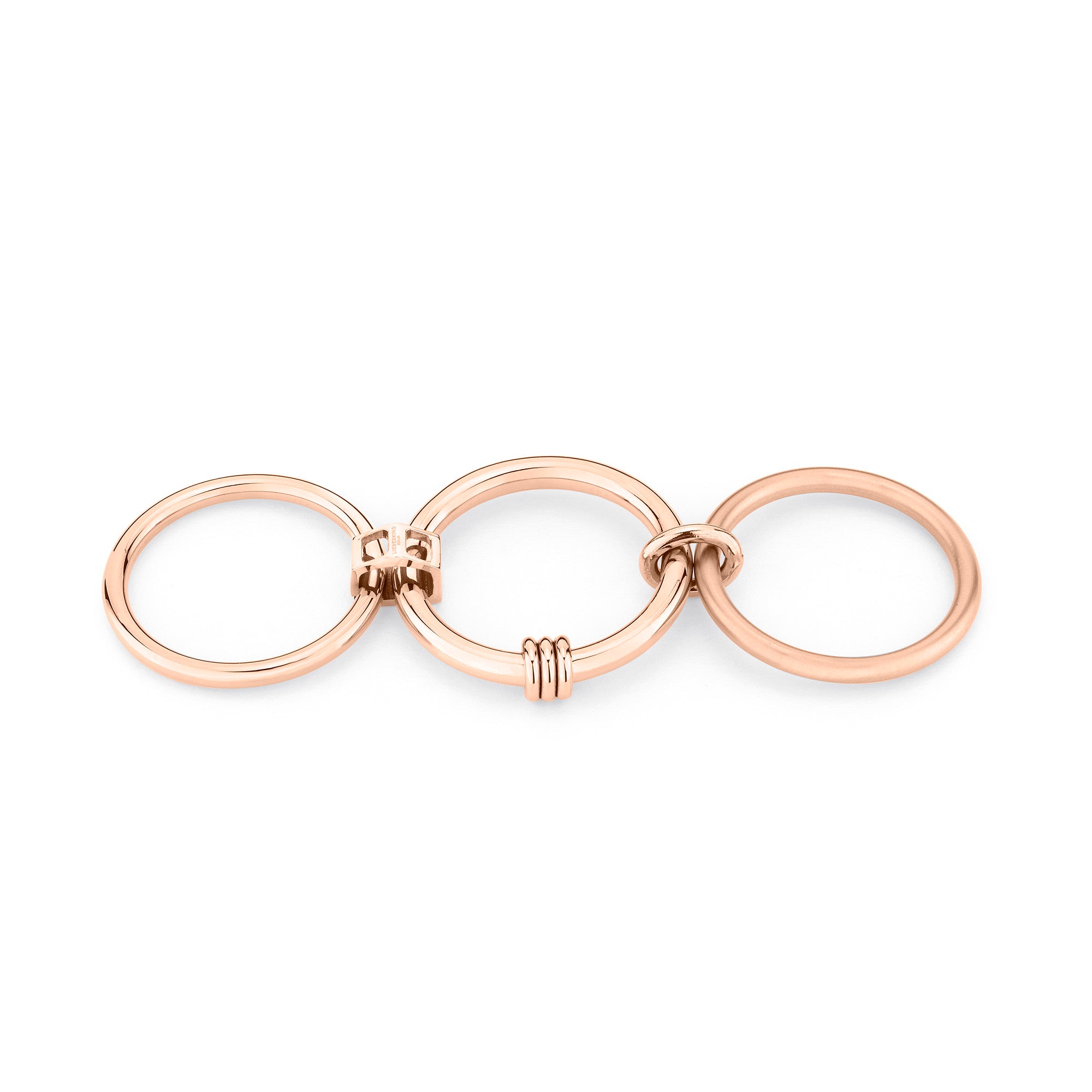 Der LIEBESKIND BERLIN Layer-Ring (Größe 54) von Liebeskind Berlin besteht aus drei ineinandergreifenden Ringen aus Roségold, die mit kleinen Schleifen verbunden und in einer geraden horizontalen Linie angeordnet sind.