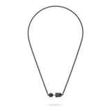Die LIEBESKIND BERLIN Halskette - Steel Ball von Liebeskind Berlin ist eine dünne schwarze Halskette mit minimalistischem Design und geometrischem Verschluss auf weißem Grund.