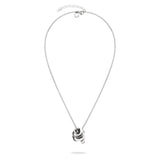 Die LIEBESKIND BERLIN Halskette - Organic Shapes von Liebeskind Berlin besteht aus einer eleganten Silberkette und einem skulpturalen, abstrakten Anhänger, der jedem Look einen modernen Stil verleiht. Abgebildet auf einem weißen Hintergrund.