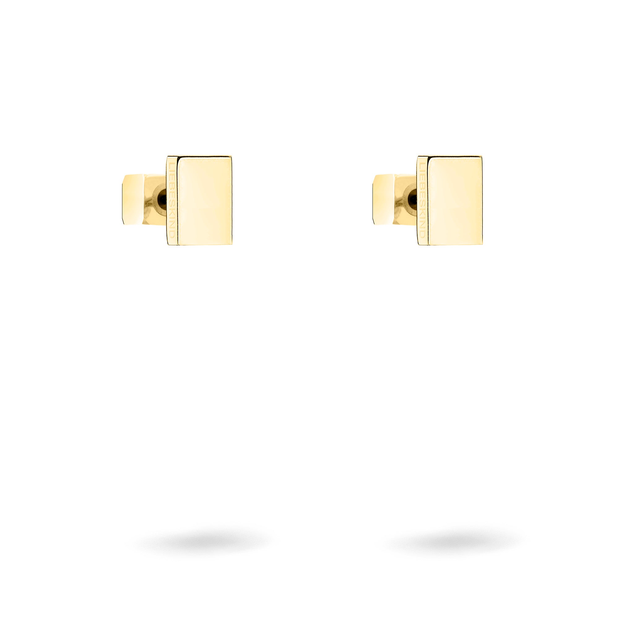 Liebeskind Berlin Ohrring - Plates: kleine, quadratische Goldohrstecker von Liebeskind Berlin auf weißem Grund - ideal für Liebhaber minimalistischen Schmucks.
