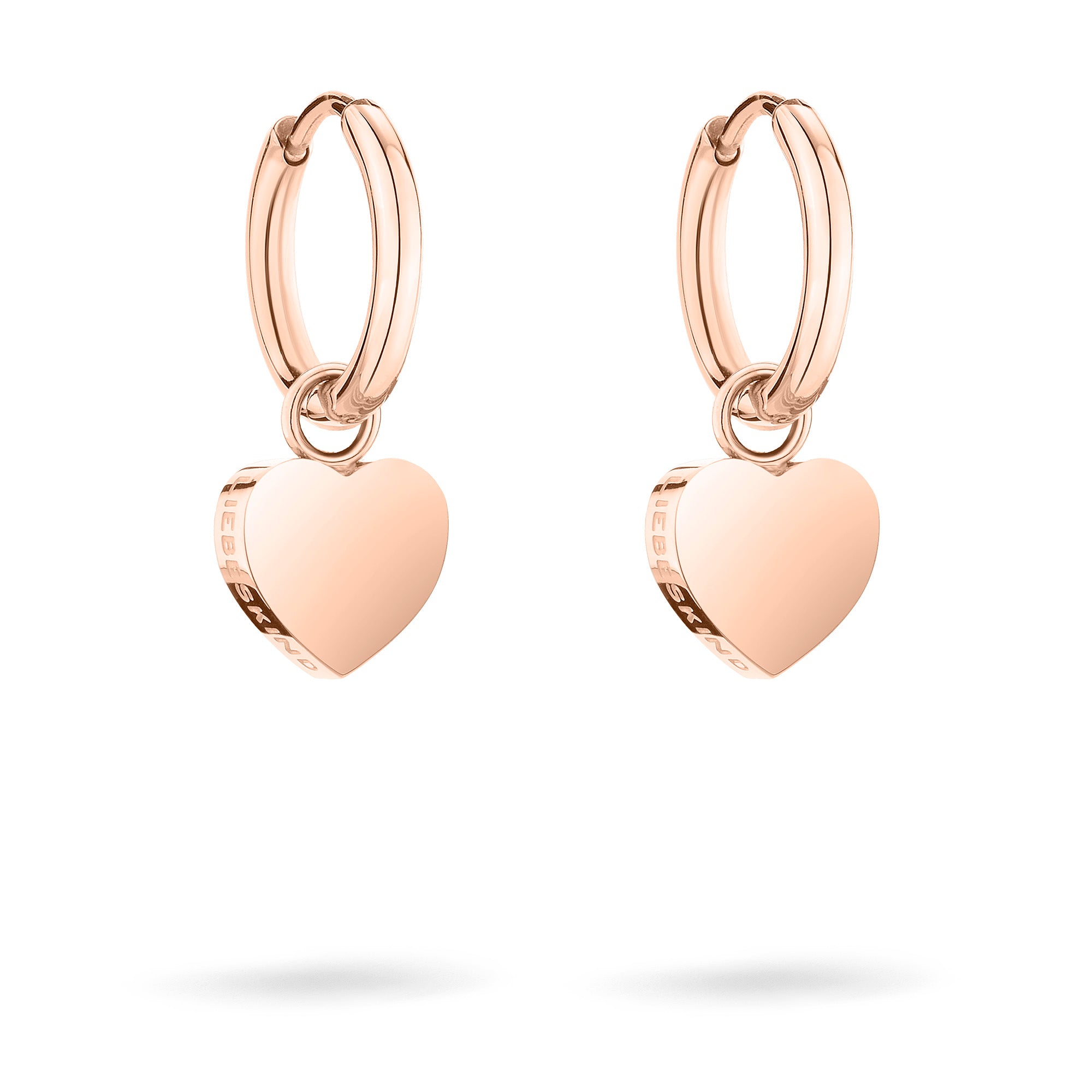 Der Liebeskind Berlin Ohrring - My Heart von Liebeskind Berlin setzt mit roségoldenem Design und zarten Herzanhängern stilvolle Akzente auf weißem Hintergrund.