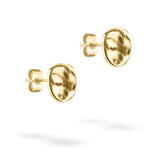 Der Liebeskind Berlin Ohrring - Organic Shapes besteht aus einem Paar glänzender, unregelmäßig geformter goldener Ohrstecker mit Schmetterlingsrücken - ein elegantes Stück von Liebeskind Berlin auf weißem Hintergrund.