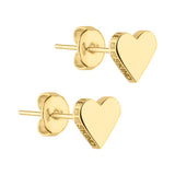 Das LIEBESKIND BERLIN Set - The Classy Heart besteht aus goldenen, herzförmigen Ohrsteckern mit Liebeskind Berlin-Gravur an den Rändern, inspiriert von den kultigen Herzanhänger-Designs der Marke.