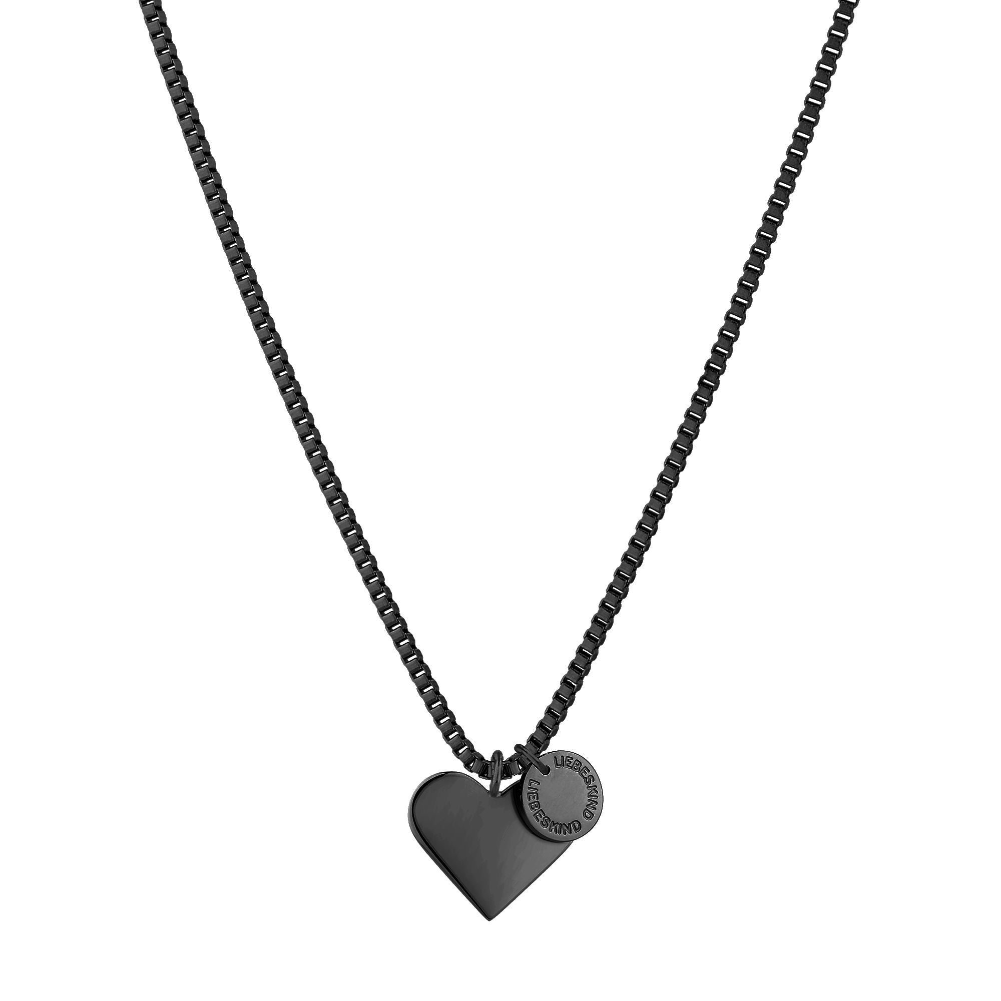 Stilvolles LIEBESKIND BERLIN Set - The Classy Heart: schwarze Edelstahlkette mit Herzanhänger und kleinem Tag von Liebeskind Berlin, elegant auf weißem Hintergrund präsentiert.