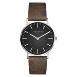 Liebeskind Berlin Armbanduhr mit schwarzem Zifferblatt, silbernen Indizes, silbernem Gehäuse und braunem Lederband; Produktbild
