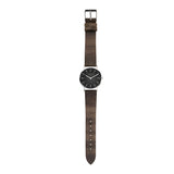 Liebeskind Berlin Armbanduhr mit schwarzem Zifferblatt, silbernen Indizes, silbernem Gehäuse und braunem Lederband; Zusatzbild