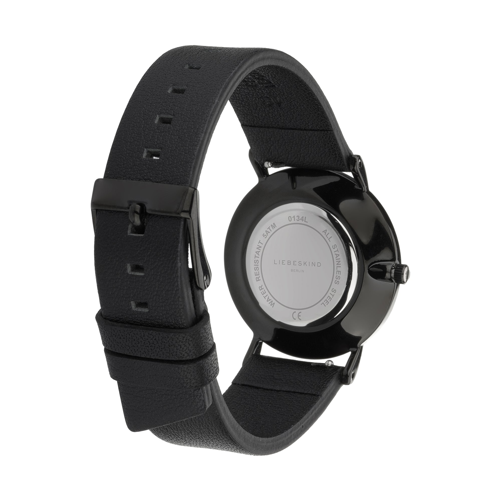 Liebeskind Berlin Armbanduhr mit schwarzem Zifferblatt aus Leder und vier Nähten als Indizes, schwarzen Zeigern, schwarzem Gehäuse und braunem Lederband; Produktbild