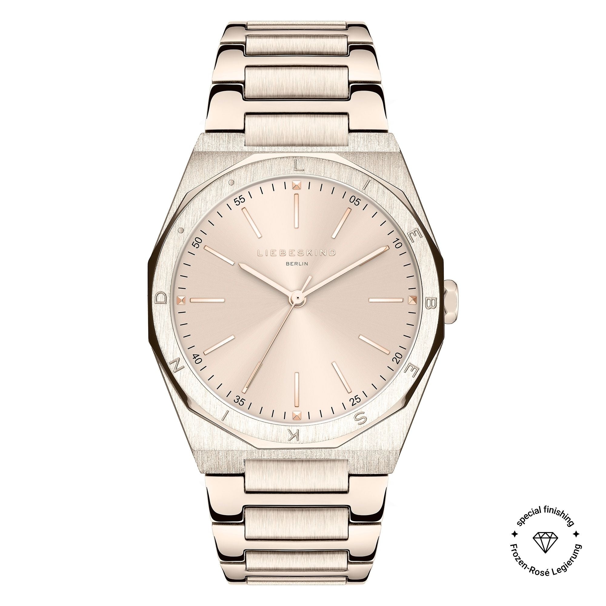 Die LIEBESKIND BERLIN Armbanduhr - The Classic Must-Have ist eine roségoldene Edelstahluhr mit rundem Zifferblatt, minimalistischen Stundenindizes, dem Liebeskind Berlin Logo und einem Freundschaftssymbol mit Text in der unteren rechten Ecke.
