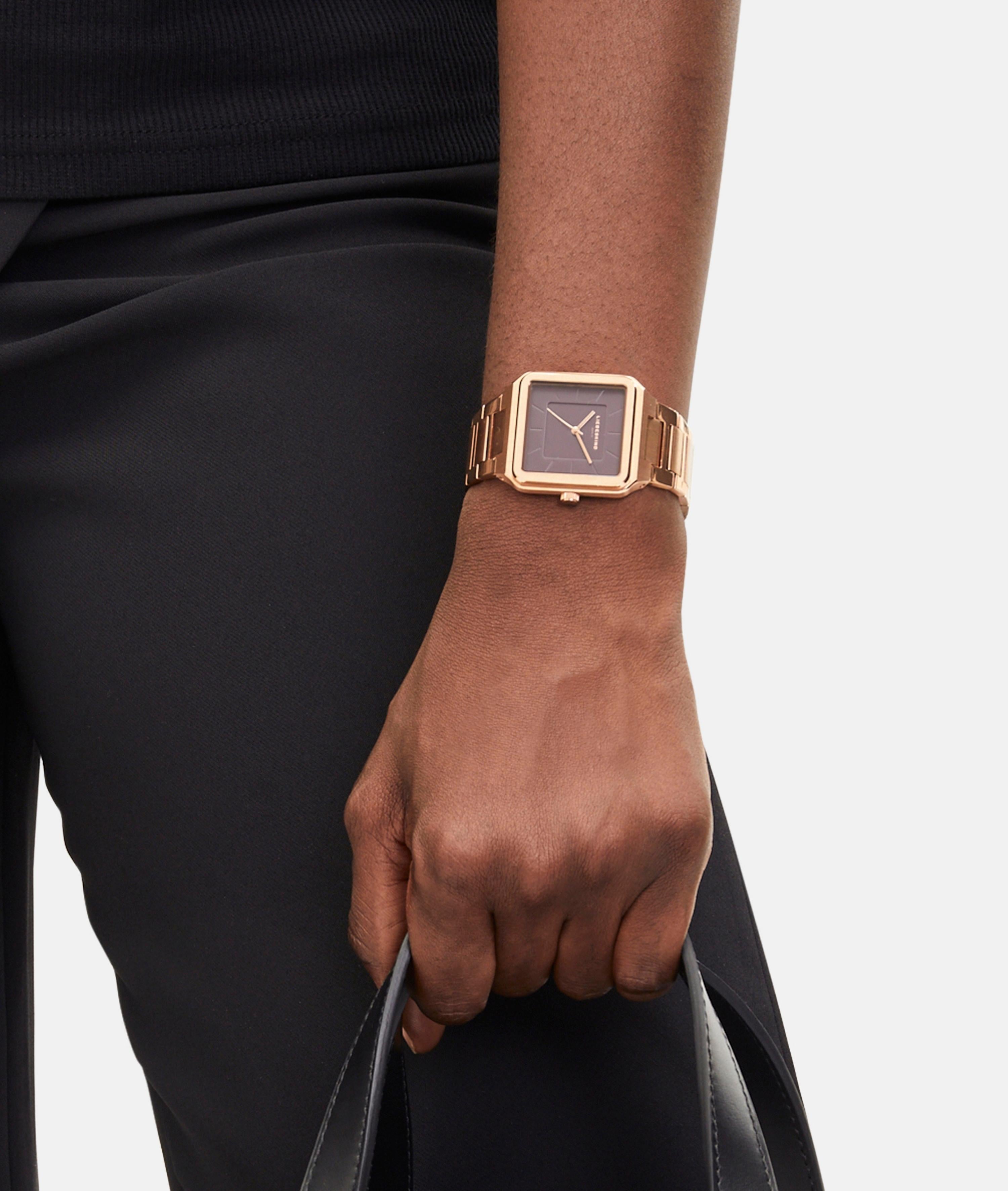 Liebeskind Berlin Armbanduhr mit rotem Zifferblatt, roségoldenem, quadratischem Gehäuse und roségoldenem Edelstahlband; Tragebild