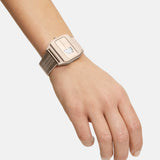 Eine Hand trägt die LIEBESKIND BERLIN Armbanduhr - Vinyl Vision, eine silberne Digitaluhr mit Metallnetzband von Liebeskind Berlin, vor einem schlichten Hintergrund.
