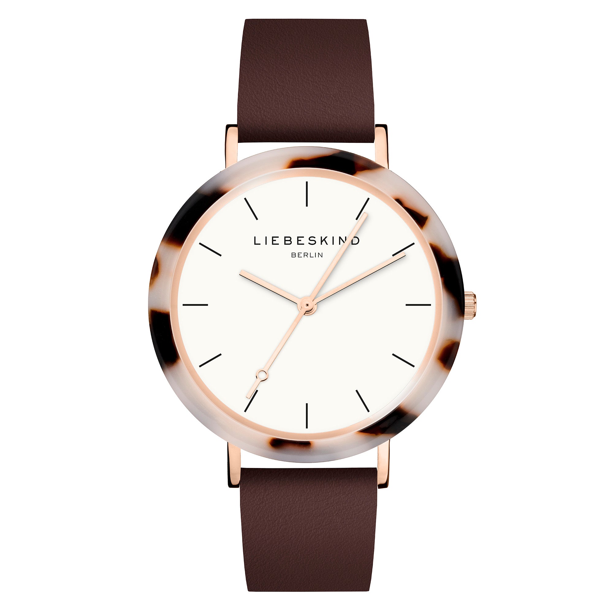 Die LIEBESKIND BERLIN Armbanduhr - The Classy Acetat besticht durch ein braunes Lederarmband, eine Schildpattlünette und ein weißes, minimalistisches Zifferblatt, das den schicken Stil von Liebeskind Berlin widerspiegelt.