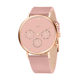 Die LIEBESKIND BERLIN Armbanduhr -The Chronograph ist eine stilvolle rosafarbene Armbanduhr von Liebeskind Berlin mit einem roségoldenen Gehäuse, Chronographen-Ziffernblättern und einem rosafarbenen Lederarmband, das von dem ikonischen Design inspiriert ist.