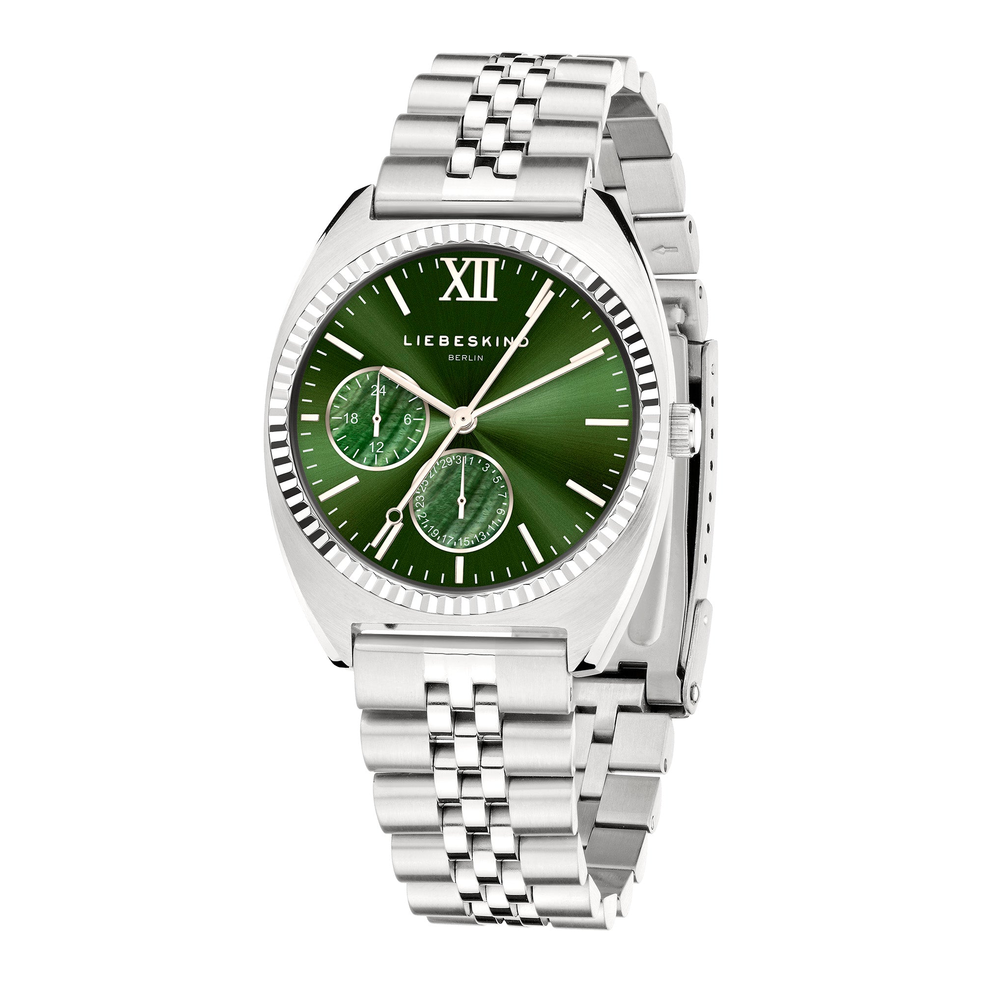 Die LIEBESKIND BERLIN Armbanduhr - The Colorful Multifunction verfügt über ein grünes Zifferblatt mit Chronographenzifferblättern, silbernen Indexen und einem robusten Edelstahlarmband für einen stylischen Multifunktionslook von Liebeskind Berlin.