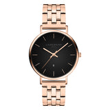Die LIEBESKIND BERLIN Armbanduhr - The Colorful Must-Have verfügt über ein roségoldenes Finish, ein schwarzes minimalistisches Zifferblatt, ein Quarzwerk, eine Datumsanzeige bei 6 Uhr und ein elegantes Edelstahlarmband von Liebeskind Berlin.