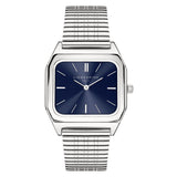 Die LIEBESKIND BERLIN Armbanduhr - Vintage Classic von Liebeskind Berlin verfügt über ein quadratisches silbernes Gehäuse, ein blaues Zifferblatt, silberne Indexe und ein elegantes Edelstahlarmband - perfekt, um jedem Look Retro-Eleganz zu verleihen.
